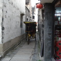 浙江嘉善西塘古鎮，為聯合國世界遺產，弄當間三輪車穿梭。