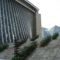 深圳市圖書館由日本建築師磯崎新設計，後方不規則玻璃頂為深圳音樂廳。