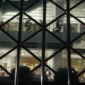 夜晚的深圳市立圖書館，由廣場往裡看燈火中的閱覽室。