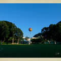 香港海洋公園的 氦氣球 直徑22米，
每 次 可 容 納 29名 遊客 和一個 控 制 員 。 
升上過百米高空（約四十層樓高），
居高臨下 飽覽一望無際的 香港島南區 美麗景色。
聽說 （是聽說）氦氣球上也是個求婚熱點，
有心向情人表白的，別忘了帶戒指就是了。