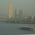 對我有一股莫名情愫的漢江.終於一睹風采.可惜導遊並沒有詳訴漢江的人文史蹟.這是在遊覽車經過大橋時.從車窗往外搶拍的江濱景觀