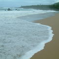 浪花輕撫著沙灘