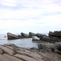 此為國家花東風景區內的小野柳，海面立著的是小野柳單面山，下方可見得豆腐岩，均為外來砂石岩塊。(拍攝時間：2007年8月22日)