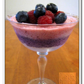 鮮摘的藍莓和紅莓(覆盆子)與鮮奶油激盪出的甜品
