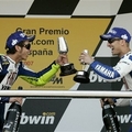 Rossi & Edwards拿獎盃當酒杯~