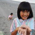 Sofia, sister find her best fried-crab..in ur best friend-sand.