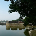 安平小砲臺面向昔日的臺江大港，建於西元1840年，是位置最西南的一座砲臺，當年與四草砲臺形成左右護翼，成為堅實的堡壘，卻因規模較小，為了有別於億載金城的大砲臺，才以「小砲臺」稱名之。　