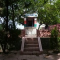 南安孔廟，位於南安國小大門入口左側，前身原為日治時期的神社，創設於1937年，1967年始改為今貌，堪稱為全台最小的「孔子廟」。 

