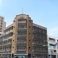 林百貨店建立1932年，在當時是台南最大的百貨公司，由於經營者姓林而得名。全棟共有6層樓，一至四樓為賣場，四樓一部分和五樓是餐廳，六樓是機械房和瞭望室，電梯設置是當時台南首創。作家米敏子發表：「五棧樓啊－」就是此地(中時浮世繪2001/8/4)。


