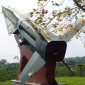 源之旅休閒公園，結合生態綠美化，甚至還有陸海空各項武器裝飾，像是海軍LVT登陸車、陸軍M24霞飛戰車、空軍C-119運輸機、海軍慶陽艦上的五吋砲以及軍艦桅竿、海錨、車葉等意像造景。照片為勝利女神飛彈，其採兩節式固體燃劑火箭馬達推進，加力器部份由縱列四具火箭組成，燃燒完畢自動拋棄脫離，彈頭可選擇高砲或核子彈頭。