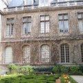巴黎歷史博物館,裡頭保存了巴黎從古至今發展的過程, 以及紀念物,如斷頭台的模型,普魯斯特的物品,古巴士底監獄的殘瓦...參觀也是免費喔, 在花園裡曬太陽也是當然是免費囉