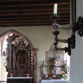 一個小教堂,請看牆上奇怪的燭臺