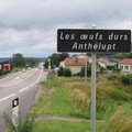 路上經過一個小小村, 村名竟然叫[水煮蛋] Les oeufs durs