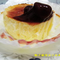 櫻桃義式白乳酪蛋糕的基底層是餅乾派皮，綿密的乳酪蛋糕包裹著幸福在其中！櫻桃的酸甜果香，更添加了風味！


