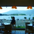 這家在河口湖畔的餐館景觀很棒!