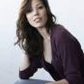 Michaela Conlin was born in Allentown, Pennsylvanian and is from Chinese and Irish descent.在 FOX 的影集 Bones 裡飾演 Angela Montenegro