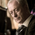 米高肯恩 Michael Caine : Alfred Pennyworth 
近作 : 盛夏獅王、沉靜的美國人、麻辣女王
