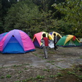 我們風雨無阻的進入桶後溪  5點多就沒有雨了  大家搭帳篷好過夜