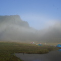 隨著陽光照映  松羅湖的薄霧出現了淡淡的一灣彩虹