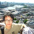 17.從聖保羅大教堂向下俯瞰倫敦。在強烈陽光下，記得要打閃光燈，主角的臉才不會黑黑的一片！