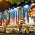 每年耶誕節，新加坡市區最熱鬧的地方─烏節路，就令人驚豔，各家百貨公司布置得爭奇鬥豔，因為每年都辦比賽，看哪家打扮得最美，像選美一樣，商家為爭取名譽，當然是卯足勁打扮囉！誰說新加坡很無聊？！