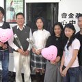 1.華梵捐血日， 鐵母雞、歌手美聲王子李唐（左一）、漢聲電台主持人宋銘（右一）與華梵師生來捐血