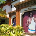 看峇里島人，多麼巧妙地把西方廣告放在傳統建築的牆上，傳統與現代在這裡不僅和平共處，還讓人驚豔！