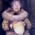 Inuit Elder 竹籃編織， by Myron Rosenberg