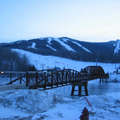 這座橋是每天要去滑雪場的必經之路　因為沒有坡度　所以很難走　但卻可以看到滑雪場的全景　看到嗎？　很難想像中年才學會滑雪　還能從山頂上滑下來