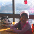 在山頂上的休息站　稍事休息　Ｅmily 7歲 第一次學滑雪就已經滑得比我們好了