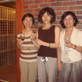  三個美女與酒窖