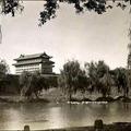 民國19年時的北京,護城河遊弋著市民養的鴨子.
