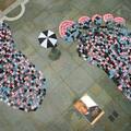 世界展望會展開為期兩周的資助兒童活動，在倫敦特拉法加廣場用成千上萬隻鞋子組成兩個大腳印，每隻鞋子代表開發中國家一個需要資助的孩子。 

【2008/04/25 聯合報】
