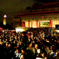 在台北兩廳院的戶外藝文廣場，湧進了相當多的觀眾。他們一面觀賞著雲腳50天的紀錄片，一面等待開演時刻的到來。