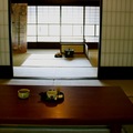 榻榻米旁，還有吊著鍋爐的傳統地爐，那是日本電影經常可見的復古場景。