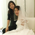 她來自日本，在關島工作四年，是幫忙新娘梳妝的工作人員