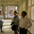 Tomb of Salim Chisti/ 進入屋子的人頭都得蓋起來 沒有帽子的男士院方提供塑膠帽