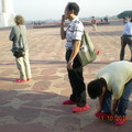 進入Taj都得脫鞋或穿這種鞋套~ 每個人都有雙紅腳