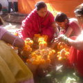 女人們正在忙著準備椰子罐