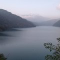 從蔣公行館遠眺碧湖，層疊的山巒伴著寧靜的湖水，美的令人摒息，不忍離去。