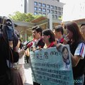 在宋楚瑜登記的同時，國民黨及新黨市議員參選人帶著「真誠」的布幅三問宋楚瑜。