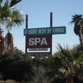 今天來此泡溫泉.小鎮在棕櫚泉北邊不遠.也叫Desert Hot Springs.大.小水池共8個.入場每人7元.雖為週五.也池池有人,