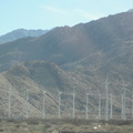 車過Cabazon Outlet 可見多組風力發電設備