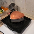 阿郎烤的心型圈蛋糕，是用日本原裝進口最先近的蒸氣式微波爐烤箱製作而成的。那一天做的口味是日式黑糖戚風蛋糕...