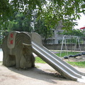 以前我們常玩的溜滑梯，以前看起來是大象，現在覺的變成了小象了 '2003.06'