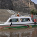 到炳靈寺石窟，要搭汽艇，橫過黃河，約半小時。
