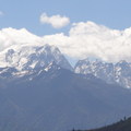 香格里拉-麗江-途中-左為哈巴雪山;  右後方玉隆雪山