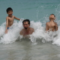 2004年，旅居新加坡，某個假期出境到印尼的民丹島去玩，在熱情的陽光下，留下把拔和兩個寶貝兒子在海灘戲水搏浪的快意鏡頭。