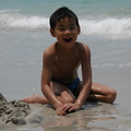 印尼民丹島距離新加坡約50分鐘的水路航程，那裡有規劃完整的度假海灘，細細的白沙加上燦爛的陽光。2004年，旅居新加坡，某個假期出境到印尼的民丹島去玩，寶貝兒子在沙灘上盡情玩耍，無限歡樂就寫在臉上。