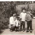 小時候與弟弟們和媽媽在教會的廣場合影